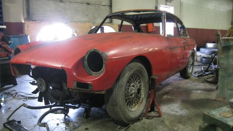 Illustration for article titled V12-powered MGB-GT project is the ultimate knuckle-buster